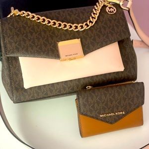 MICHAEL KORS small crossbody bag with trifold wallet.